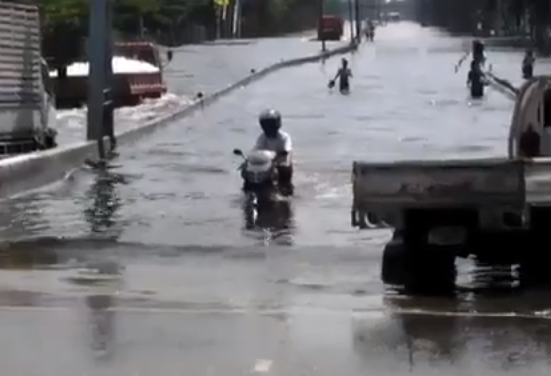 &#91;TIPS&#93; Cara Jitu Menerjang Banjir dengan Motor