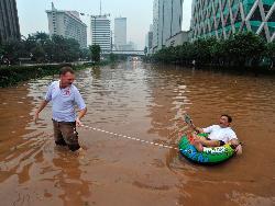 Gaya Turis Jerman Nikmati Banjir di Thamrin gan, hehehee