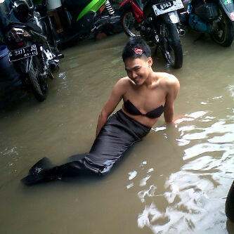 foto foto enjoy jakarta (banjir)