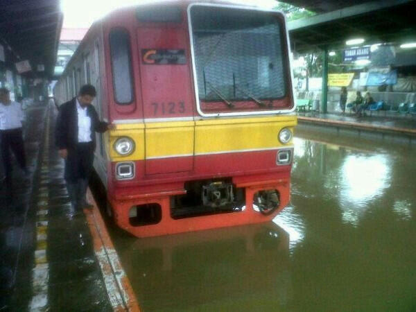 foto foto enjoy jakarta (banjir)