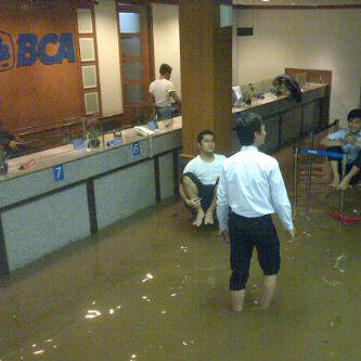 Nanya dong? Yg indonya di Jakarta Barat-lagi Banjir emang bener yah? :( 