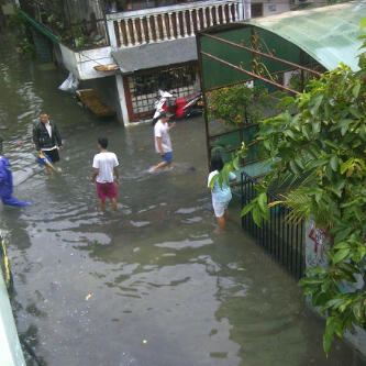 Nanya dong? Yg indonya di Jakarta Barat-lagi Banjir emang bener yah? :( 
