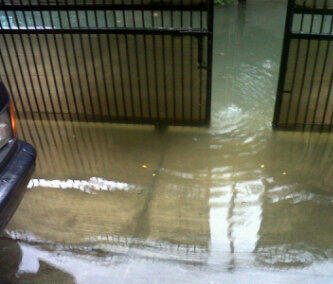 Nanya dong? Yg indonya di Jakarta Barat-lagi Banjir emang bener yah? :( 