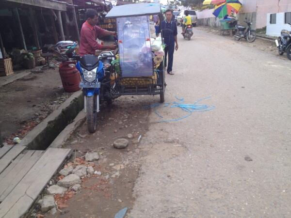 Gak jaman lagi ngojek pake motor bebek