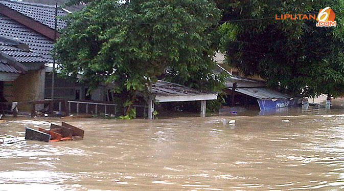 Kali Di cikeas pagi ini Jam 7 Meluap, apa kabarnya rumah SBY ya?