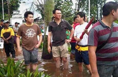 Ahok Bercelana Pendek di Banjir Pluit