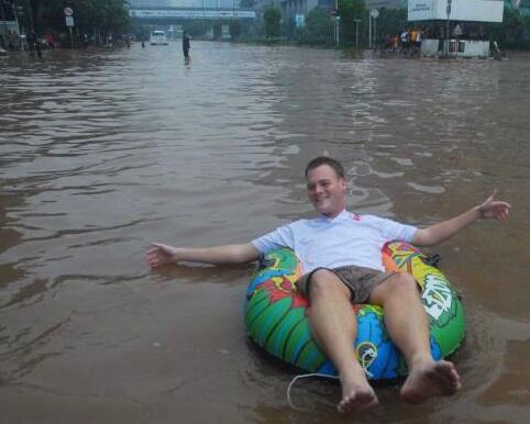 Masih ada tawa disaat banjir melanda