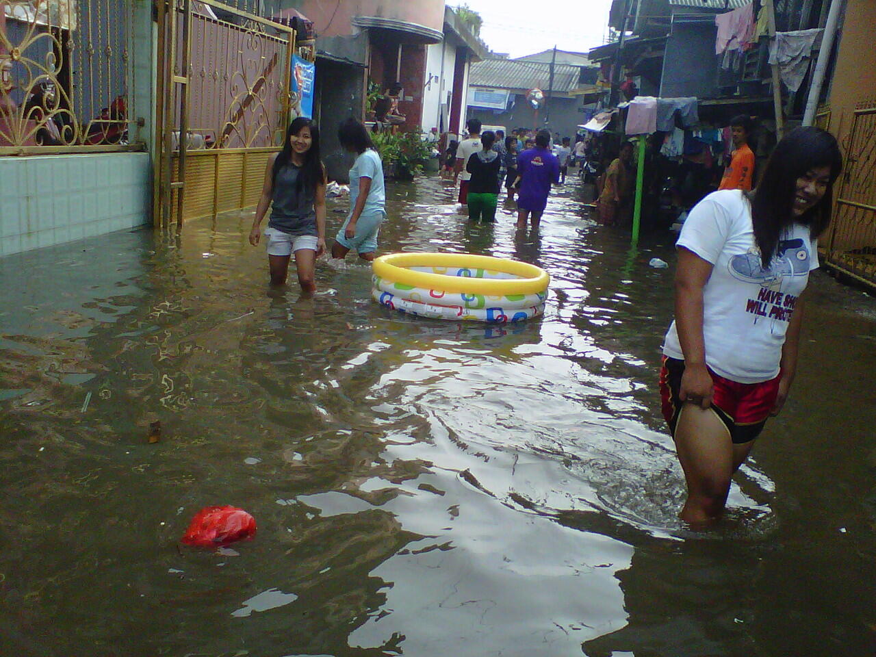 update pict banjir hari ketiga gan d sekitaran tempat kerja ane !!! 