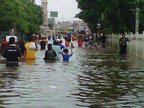 update pict banjir hari ketiga gan d sekitaran tempat kerja ane !!! 