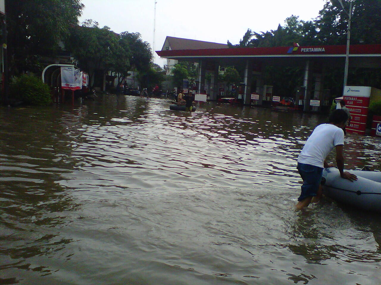 update pict banjir hari ketiga gan d sekitaran tempat kerja ane !!! 