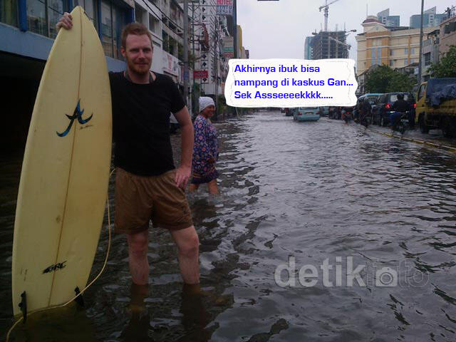 Bule nemu &quot;Dengkul, Betis dan Paha&quot; di Banjir Jakarta &#91;PICT++&#93;