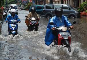 bagaimana cara agan menghadapi banjir saat berkendara