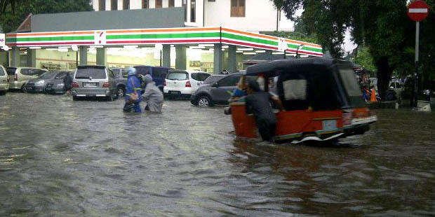 Foto daerah yang kena banjir di JAKARTA