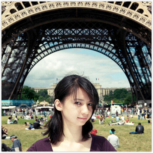 Gadis Cantik dengan Misi Mencium 100 Lelaki Asing di Paris