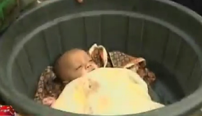 Setelah 3 hari terkepung banjir, akhirnya bayi ini di evakuasi menggunakan Ember