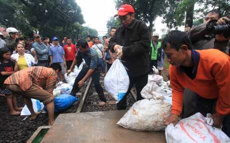 Dengan Celana Bernoda Lumpur, Jokowi Nongol di Senayan City