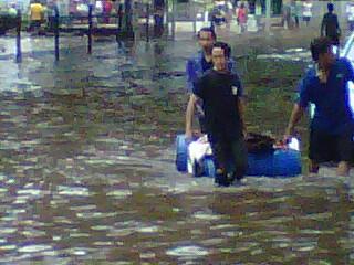 Banjir Jembatan Tiga - Pluit Blm Surut