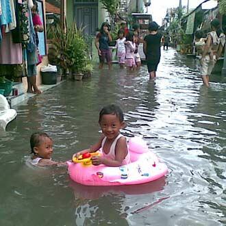 Sisi Lain Banjir Jakarta: Yang Unik2, Seru2, Baik2