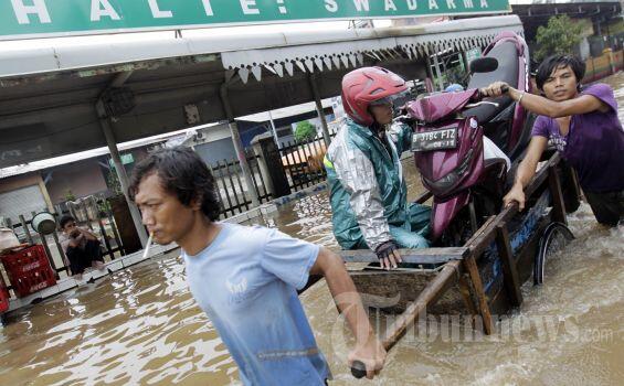 Sisi Lain Banjir Jakarta: Yang Unik2, Seru2, Baik2