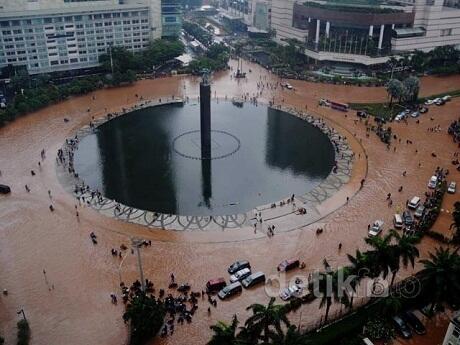 Sisi Lain Banjir Jakarta: Yang Unik2, Seru2, Baik2