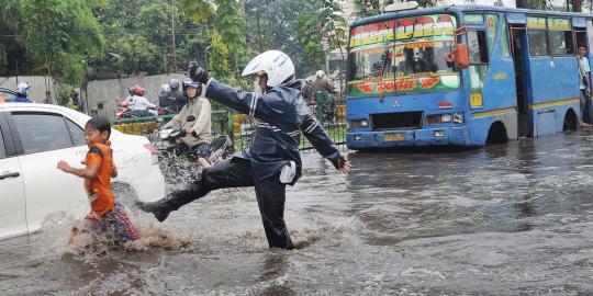 Sisi Lain Banjir Jakarta: Yang Unik2, Seru2, Baik2