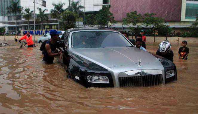 MOBIL ROLLS-ROYCE DI JULA MURAH, AGAN MINAT???