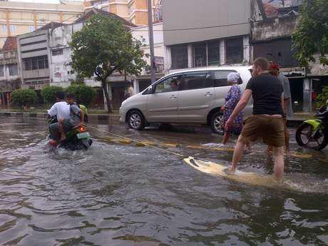 Ada Warga Nonton Banjir Jakarta Sambil Narsis