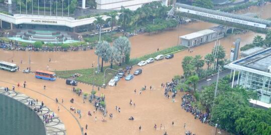 5 Aksi unik warga Jakarta di banjir besar