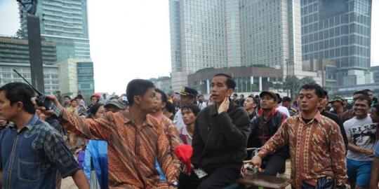 5 Aksi unik warga Jakarta di banjir besar