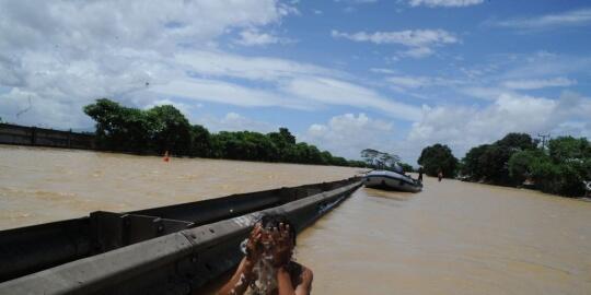 5 Aksi unik warga Jakarta di banjir besar