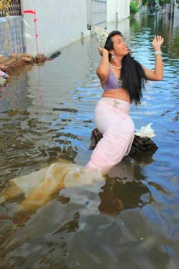 Putri Duyung saat Banjir di Jakarta