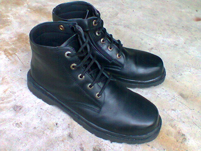 Terjual sepatu  boots safety original cibaduyut  bukan KW 