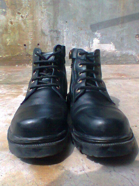 Terjual sepatu  boots safety original cibaduyut  bukan KW 