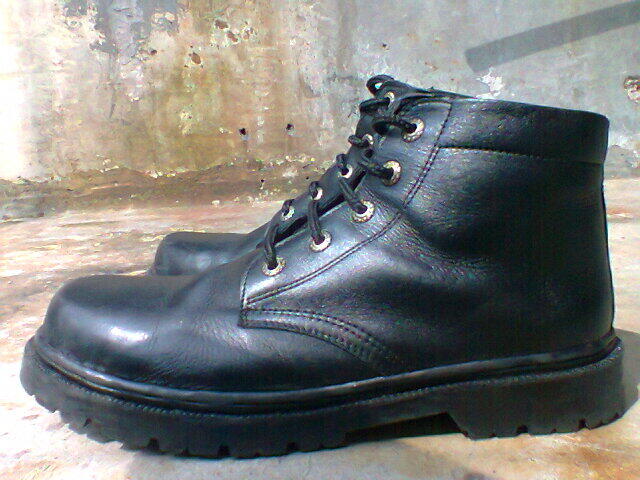 Terjual sepatu  boots safety original cibaduyut  bukan KW 