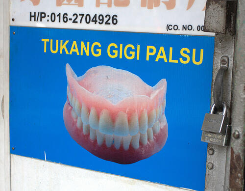 Jelas-jelas pemalsuan, tapi nggak ada yang berani nangkep,,