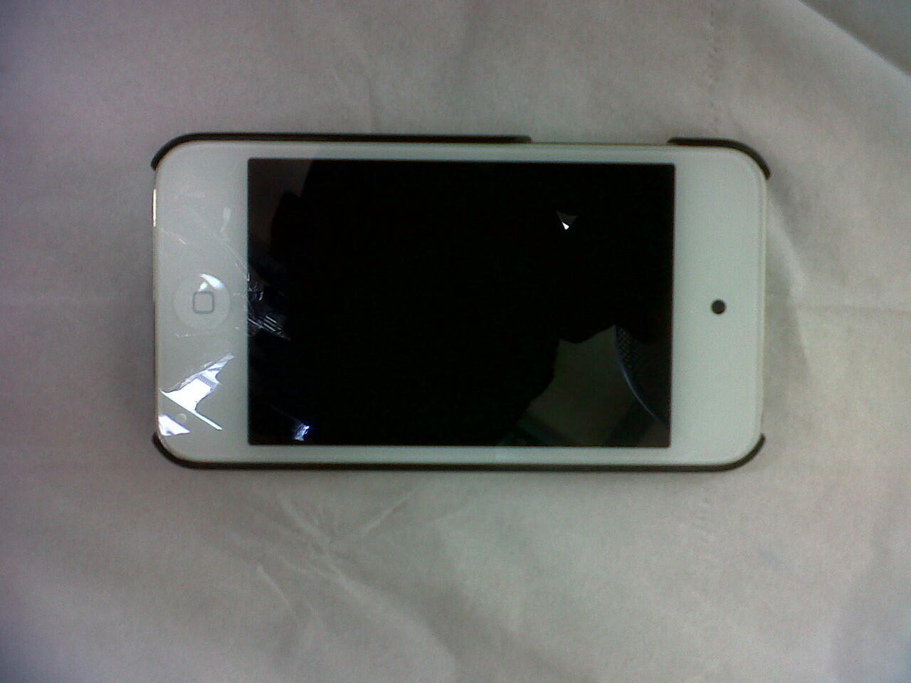 Jual ipod touch 4th 8GB white baru 1 bulan pakai, masi ada garansi, kondisi 98%