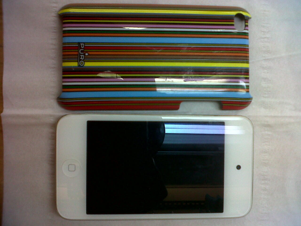 Jual ipod touch 4th 8GB white baru 1 bulan pakai, masi ada garansi, kondisi 98%