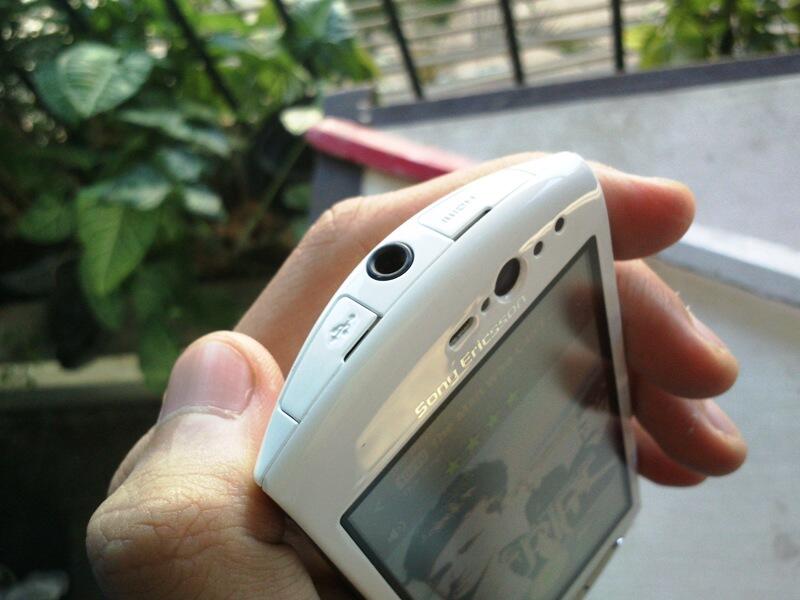 Santai Sony Ericsson Xperia Neo V Bandung