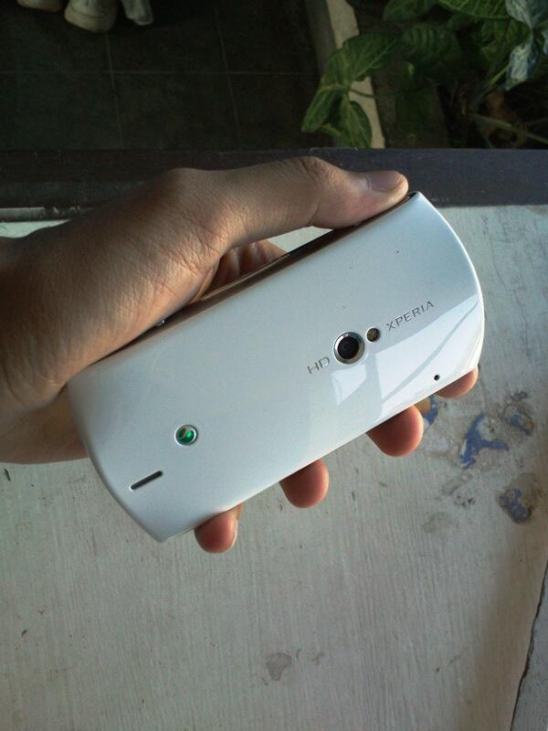 Santai Sony Ericsson Xperia Neo V Bandung