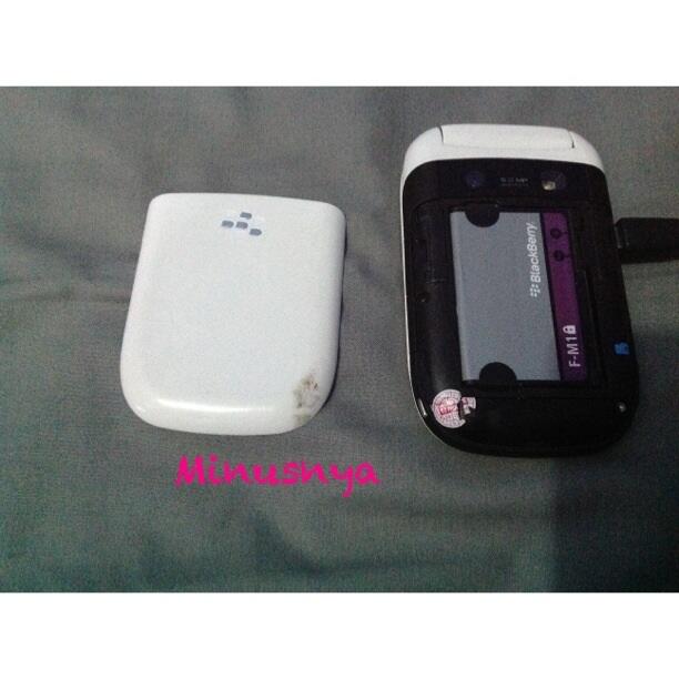 Blackberry style 9670 white baru pakai 2 bulan gan.....