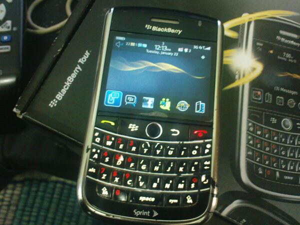 BLACKBERRY TOUR 9630 3G HARGA CUMA 650RIBU BANDUNG!!!