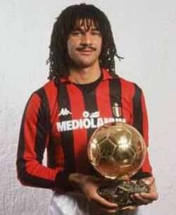 7 pesepakbola dengan gaya rambut unik