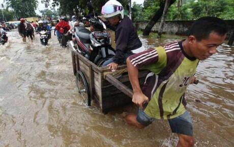 5 Aksi unik warga Jakarta di banjir besar