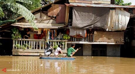 5 Aksi unik warga Jakarta di banjir besar