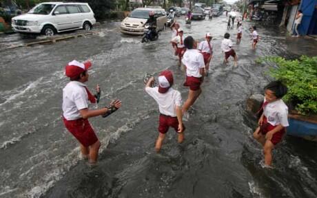 5 Aksi unik warga Jakarta di banjir besar