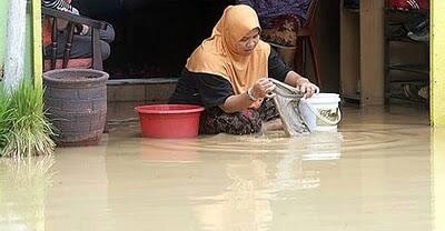 5 Aksi unik warga Jakarta di banjir besar