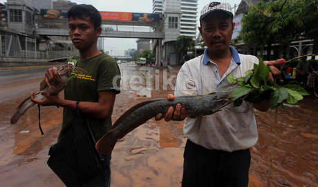 5 Aksi unik warga Jakarta di banjir besar