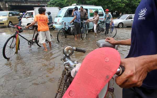 5 Aksi unik warga Jakarta di banjir besar
