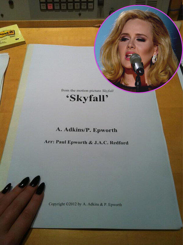 Adele Melahirkan Bayi Laki-laki
