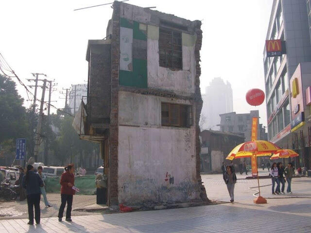 Penomena Unik Rumah Paku,Rumah Rumah yang Menolak Di Gusur